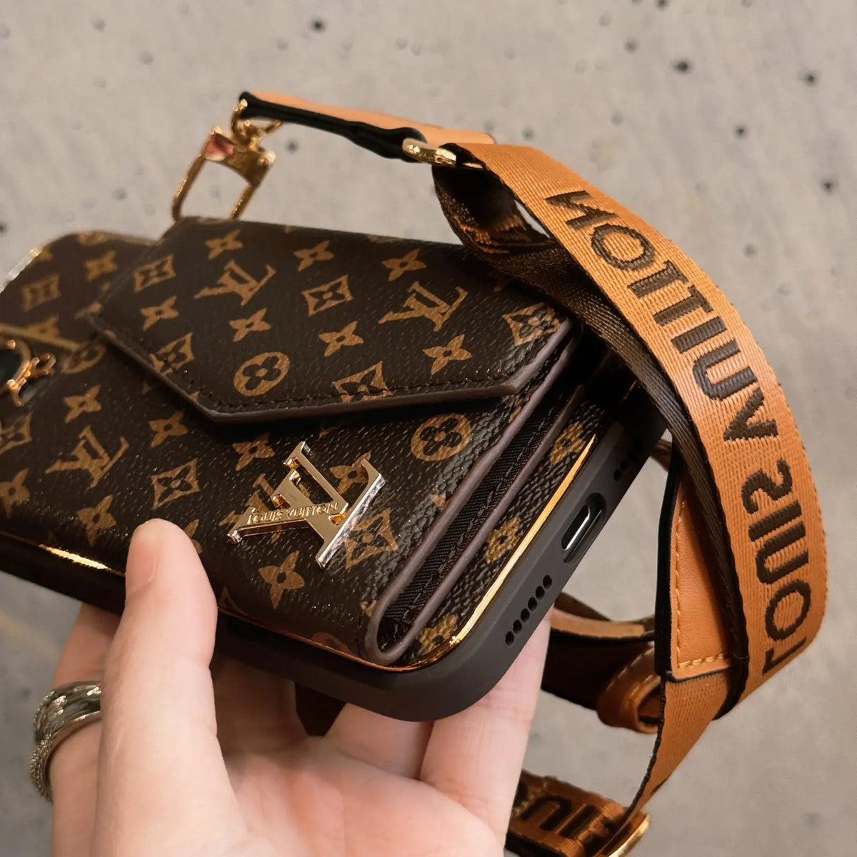 Anti-Choc iPhone Cuir Luxe — Portefeuille + Bandoulière (Monogramme Marron)