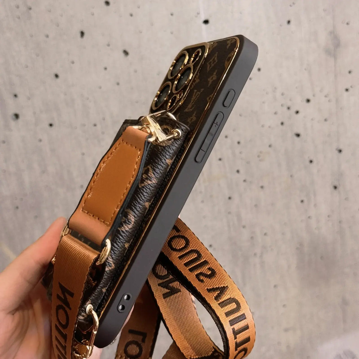 Anti-Choc iPhone Cuir Luxe — Portefeuille + Bandoulière (Monogramme Marron)