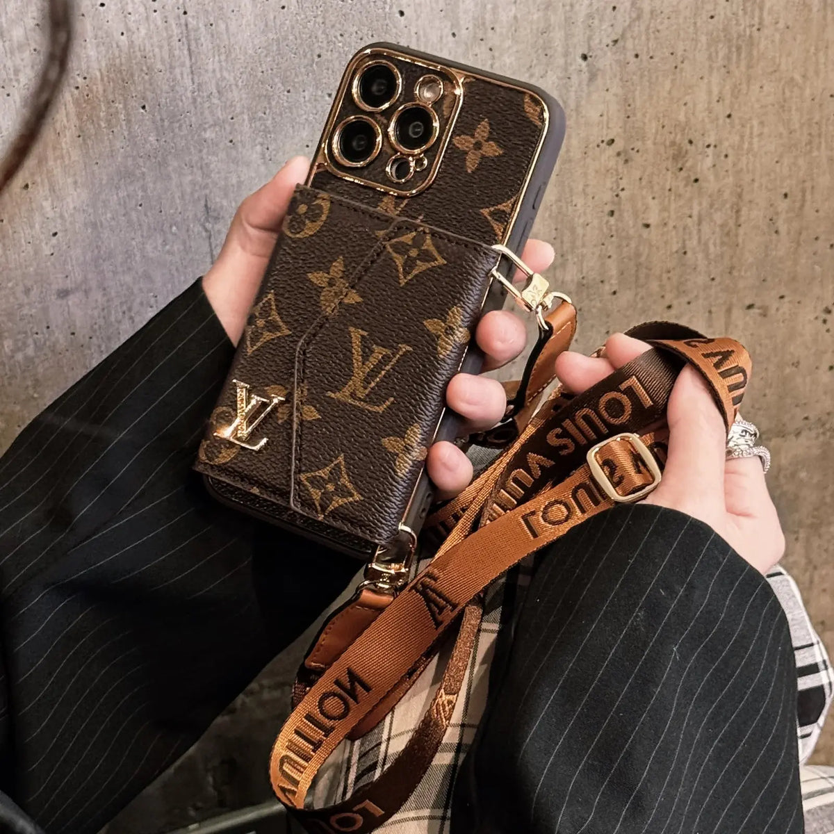 Anti-Choc iPhone Cuir Luxe — Portefeuille + Bandoulière (Monogramme Marron)