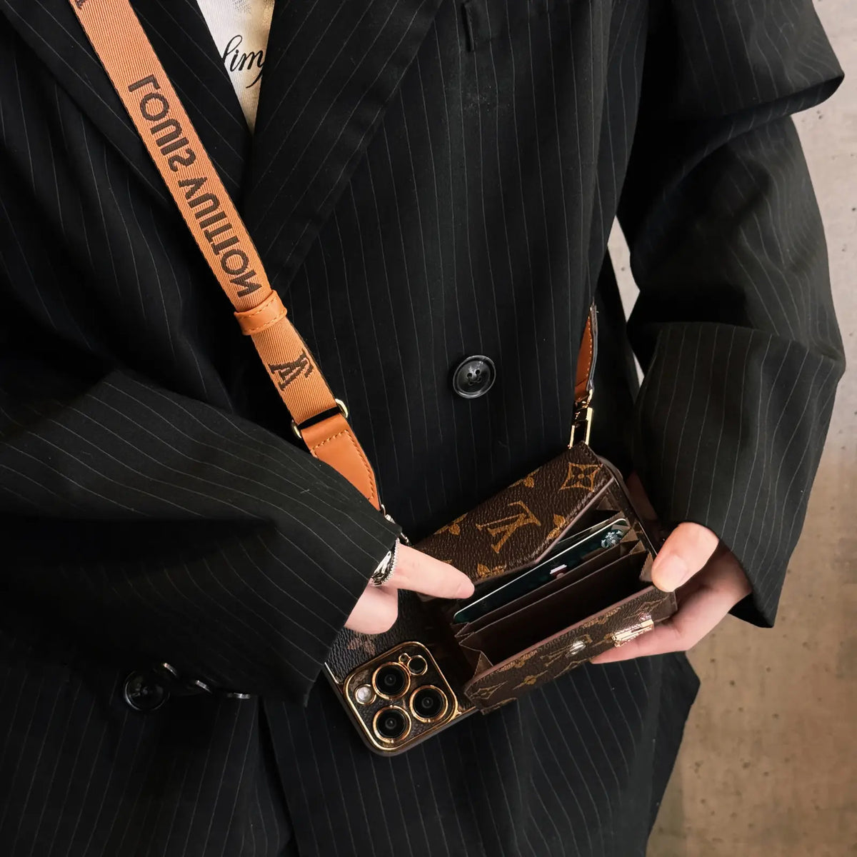 Anti-Choc iPhone Cuir Luxe — Portefeuille + Bandoulière (Monogramme Marron)